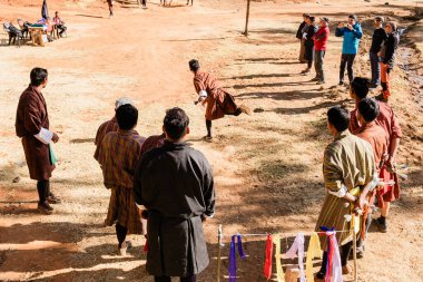 Thimpu, Butan - 05 Aralık 2018: Geleneksel kostüm giymiş Bhutanese erkekleri Khuru oynuyor. Geleneksel Bhutanese sporu dışarıda dart atmayı içeriyor. Yüksek kalite fotoğraf