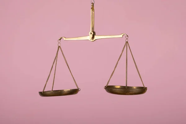 Man Hand Houden Van Een Evenwicht Roze Achtergrond Hoge Kwaliteit Rechtenvrije Stockafbeeldingen