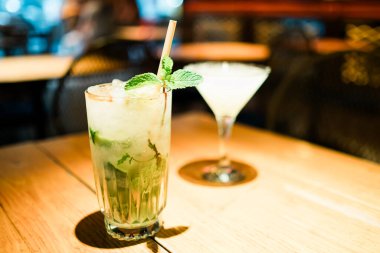 Naneli mojito alkollü kokteyl, limon dilimleri ve barın üstünde buz. Seçmeli odak noktası. Yüksek kalite fotoğraf