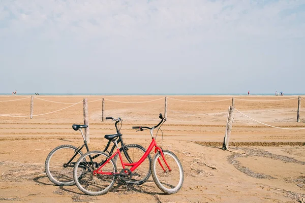Dwa Stare Rowery Plaży Przed Morzem Wysokiej Jakości Zdjęcie — Zdjęcie stockowe