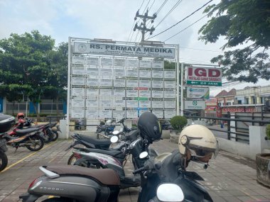 Şehirde eski bir motosiklet.