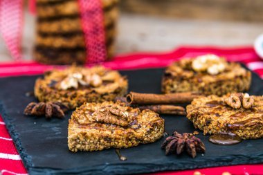 Ballı ve fındıklı lezzetli kurabiyeler. Kapat.