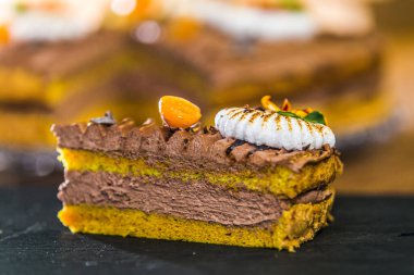 Hafif lezzetli yoğurtlu peynirli kek ve taze meyve. kaybet