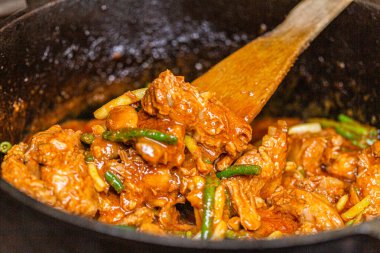 Macar kebabı ızgarada hazır. Kapat.