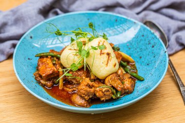 Izgarada hazırlanmış ekmek hamurlu Macar gulaşı. Kapat. 