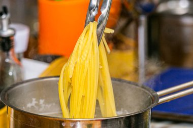 Deniz midyesi ve taze peynirli spagetti. 