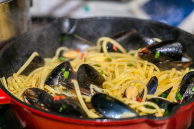 Deniz midyesi ve taze peynirli spagetti. 