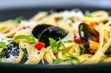 Deniz midyesi ve taze peynirli spagetti. 