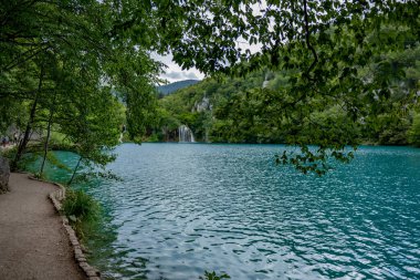 Hırvatistan 'daki Plitvice Gölleri Ulusal Parkı' nın güzel manzarası. Yürüyüş için patika.