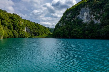 Hırvatistan 'daki Plitvice Gölleri Ulusal Parkı' nın güzel manzarası 