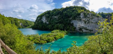 Hırvatistan 'daki Plitvice Gölleri Ulusal Parkı' nın güzel manzarası 