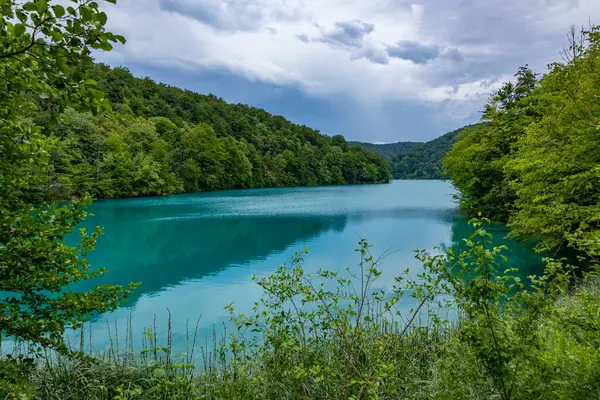 Hırvatistan 'daki Plitvice Gölleri Ulusal Parkı' nın güzel manzarası 