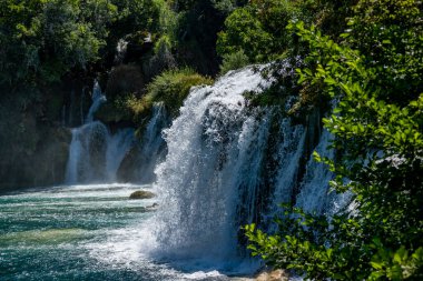 Hırvatistan 'daki Krka Ulusal Parkı' nın güzel manzarası. Doğal Şelaleler. Doğal harikalar.  