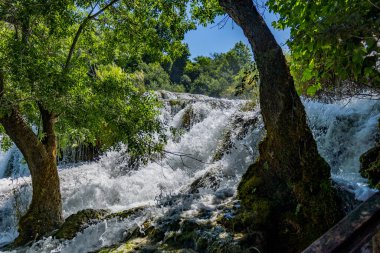 Hırvatistan 'daki Krka Ulusal Parkı' nın güzel manzarası. Doğal Şelaleler. Doğal harikalar.  