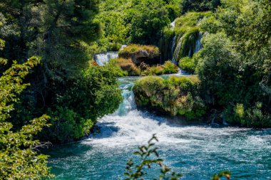 Hırvatistan 'daki Krka Ulusal Parkı' nın güzel manzarası. Doğal Şelaleler. Doğal harikalar.  