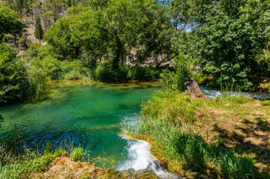 Hırvatistan 'daki Krka Ulusal Parkı' nın güzel manzarası. Doğal Şelaleler. Doğal harikalar.  