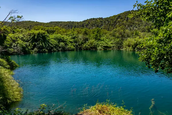 Hırvatistan 'daki Krka Ulusal Parkı' nın güzel manzarası. Doğal Şelaleler. Doğal harikalar.  