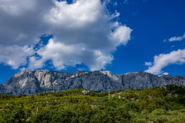 Hırvatistan. Güzel doğa ve manzara. Mükemmel bir yaz tatili seyahat yeri. Sahil Hırvatları deniz doğası güzeli. Taş arazisi