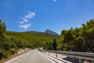Hırvatistan yolu. Hırvatistan - Adriyatik Otoyolu (Jadranska Magistrala) kıyı şeridi boyunca uzanan yol. Hırvatistan. Güzel doğa ve manzara. Yazın Sahil Yolu ve Denizi  
