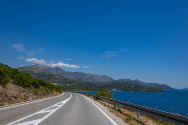 Hırvatistan yolu. Hırvatistan - Adriyatik Otoyolu (Jadranska Magistrala) kıyı şeridi boyunca uzanan yol. Hırvatistan. Güzel doğa ve manzara. Yazın Sahil Yolu ve Denizi  