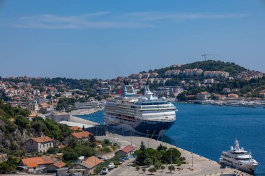Hırvatistan. Güzel doğa ve manzara. Mükemmel bir yaz tatili seyahat yeri. Sahil Hırvatları deniz doğası güzeli. Adriyatik Denizi 'nde deniz yolculuğu