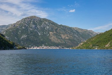 Karadağ. Güzel doğa ve manzara. Mükemmel bir yaz tatili seyahat yeri. Sahildeki tek boynuzlu deniz güzelliği. Taş arazisi