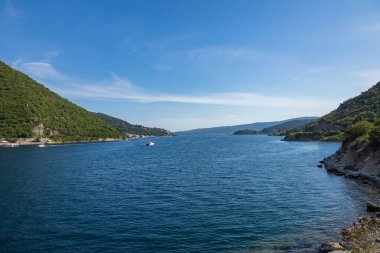 Karadağ. Güzel doğa ve manzara. Mükemmel bir yaz tatili seyahat yeri. Sahildeki tek boynuzlu deniz güzelliği. Taş arazisi