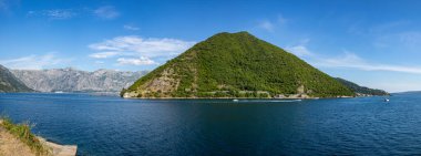 Karadağ. Güzel doğa ve manzara. Mükemmel bir yaz tatili seyahat yeri. Sahildeki tek boynuzlu deniz güzelliği. Taş arazisi