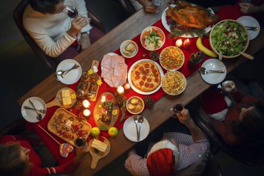 Noel 'de kızarmış hindi ve yemek masası ve evde Amerikan ailesinin yeni yıl partisi, aile ferdi evde Türk usulü ızgara yemeğinin keyfini çıkarın.