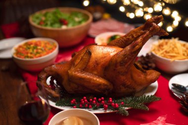Noel 'de kızarmış hindi ve yemek masası ve evde Amerikan ailesinin yeni yıl partisi, aile ferdi evde Türk usulü ızgara yemeğinin keyfini çıkarın.
