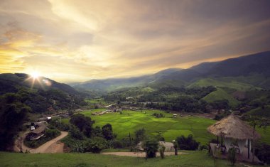 Panorama Manzarası, Tayland 'ın kuzeyindeki Nan Sapan' daki Ban Sapan dağlarının tepesindeki Chiang Mai bölgesine yakın bir kafeden görülebilir.