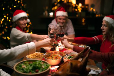 Mutlu Noel 'de kızarmış hindi ve yemek masası ve evde Amerikan ailesinin yeni yıl partisi, aile ferdi evde Türk usulü ızgara yemeğin keyfini çıkarın.
