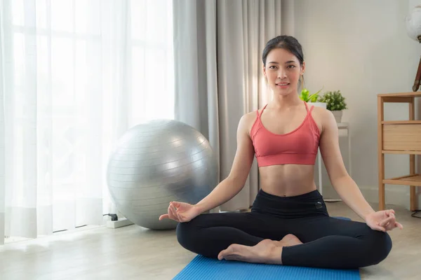 亚洲女人在卧室里做运动和伸展身体 她试图通过在家中做瑜伽 有氧运动和健身来使自己变得苗条 — 图库照片