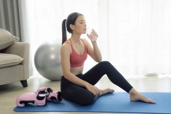 亚洲女人在卧室里做运动和伸展身体 她试图通过在家中做瑜伽 有氧运动和健身来使自己变得苗条 — 图库照片
