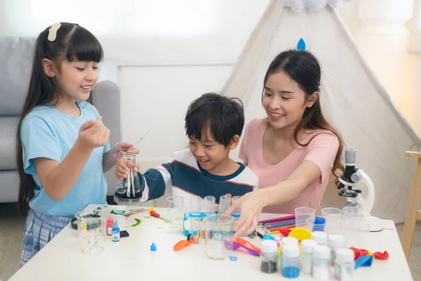 亚洲母亲和她的女儿一起在客厅里玩耍和学习 他们一起在实验室里玩耍 — 图库照片