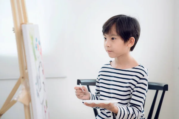 Azji Chłopiec Siedzieć Pisać Według Kolorów Jego Grafiki Klasie Sztuki — Zdjęcie stockowe