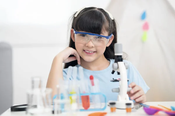 自宅のリビングルームで化学実験をするアジアの少女この写真は 学生の概念に使用することができます — ストック写真