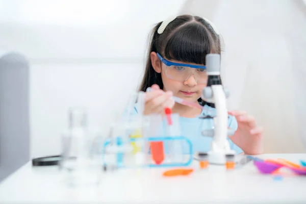 Menina Asiática Fazendo Seu Trabalho Casa Por Fazer Experiência Química — Fotografia de Stock