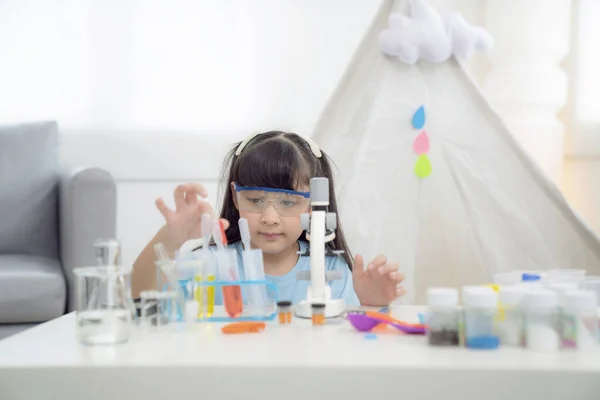 Азійська Дівчинка Яка Робить Домашню Роботу Проводячи Хімічний Експеримент Себе — стокове фото