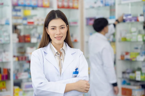薬局のアジア人薬剤師の女性が薬と薬局を販売するための彼女のビジネス — ストック写真