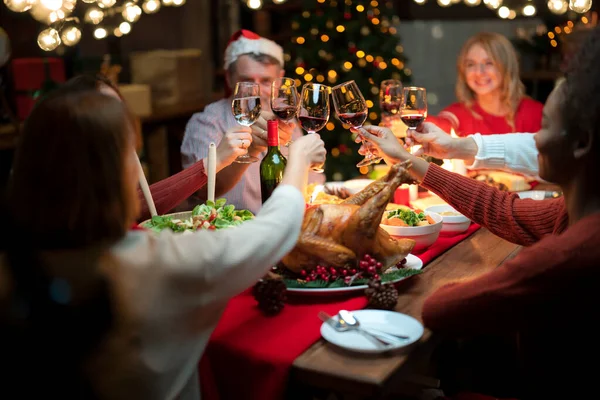 Noel Kızarmış Hindi Yemek Masası Evde Amerikan Ailesinin Yeni Yıl — Stok fotoğraf