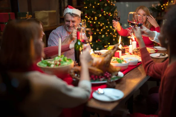 クリスマスのロースト七面鳥と食べ物のテーブルと自宅でアメリカの家族の新年パーティー 家族は家で作る七面鳥のグリルダイニングを楽しむ家に集まる — ストック写真