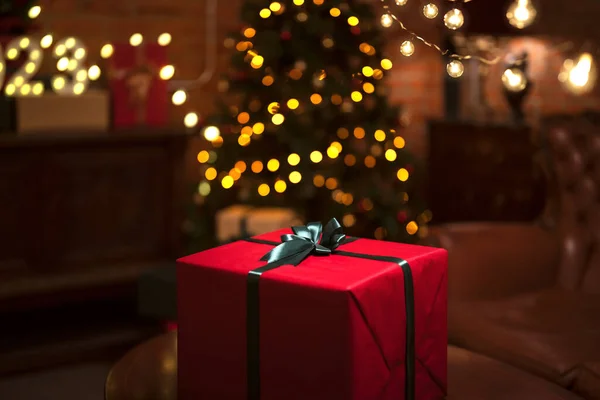 红色礼品盒和绿色缎带装饰着2023年的新年礼物 圣诞前夕装饰着圣诞树和圣诞彩灯 — 图库照片