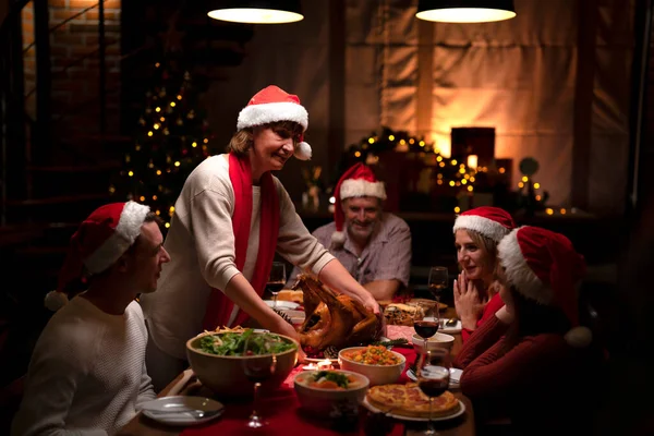 Noel Kızarmış Hindi Yemek Masası Evde Amerikan Ailesinin Yeni Yıl — Stok fotoğraf