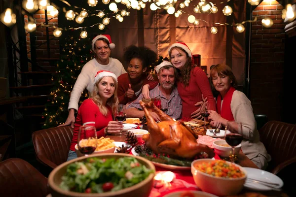 クリスマスのロースト七面鳥と食べ物のテーブルと自宅でアメリカの家族の新年パーティー 家族は家で作る七面鳥のグリルダイニングを楽しむ家に集まる — ストック写真