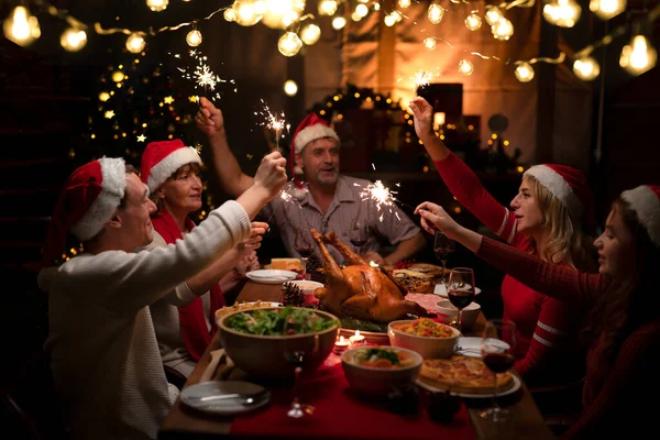 Τραπέζι Από Ψητή Γαλοπούλα Και Φαγητό Στα Χριστούγεννα Και Νέο — Φωτογραφία Αρχείου