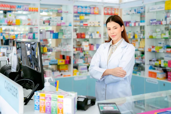 Mulher Farmacêutica Asiática Farmácia Loja Seu Negócio Para Venda Uma — Fotografia de Stock
