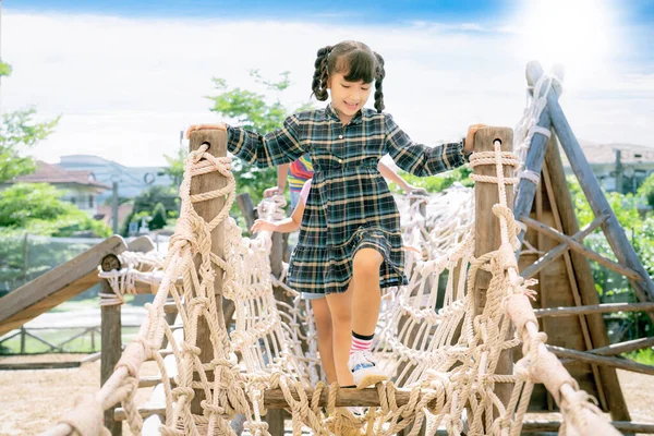 アジアの就学前の女の子は彼女の学校で遊び場で遊ぶ タイの子供たちのグループは遊び場で遊ぶ — ストック写真
