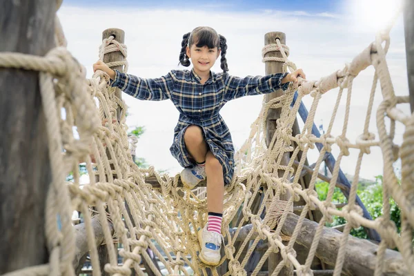 Ασιατική Προνήπιο Κορίτσι Παίζει Στην Παιδική Χαρά Στο Σχολείο Της — Φωτογραφία Αρχείου
