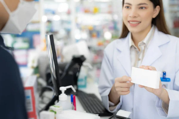 Mulher Farmacêutica Asiática Com Máscara Proteção Loja Farmácia Seu Negócio — Fotografia de Stock